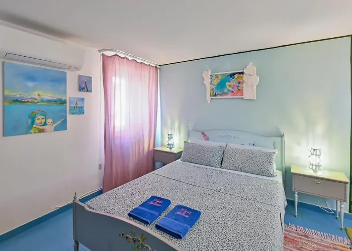 Night Galleria Holiday Home - Bed & Art -Sea View
